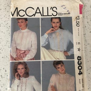 Op de afbeelding: Een vintage McCall's naaipatroon envelop met vier blouse ontwerpen. De envelop is gebroken wit met het McCall's logo en patroonnummer 8304. De borstomvang is 86 cm en de damesmaat is 12.