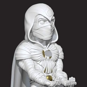Puede incluir: Una figura blanca de Moon Knight, un superhéroe, se alza sobre una base dorada. La figura está en una pose dinámica, con una capucha, vendas y una capa. La figura sostiene un orbe dorado.