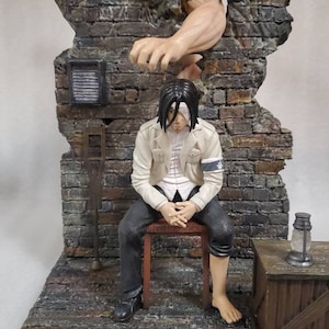 Eren Jeager w Liberio z dioramą Attack Titan