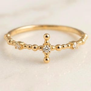 Anillo con cruz chapado en oro / Joyería religiosa con cuentas de plata de ley 925 / Anillo minimalista apilable con delicada circonita cúbica