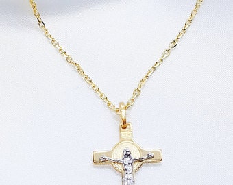 Op de afbeelding: Een gouden ketting met een tweekleurige gouden en zilveren kruis hanger. De hanger toont een afbeelding van Jezus Christus aan het kruis.
