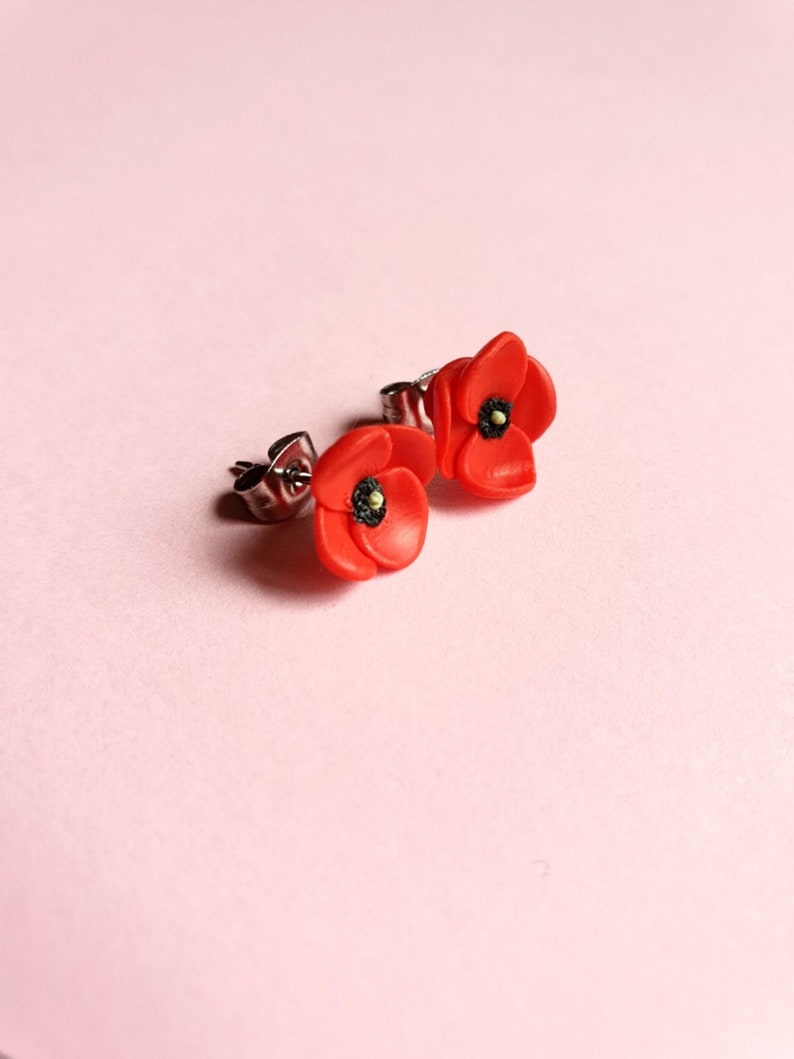 Orecchini papavero in acciaio anallergico o argento sterling 925 Poppy stud earrings Simbolo di amore e abbondanza Festa della mamma immagine 1