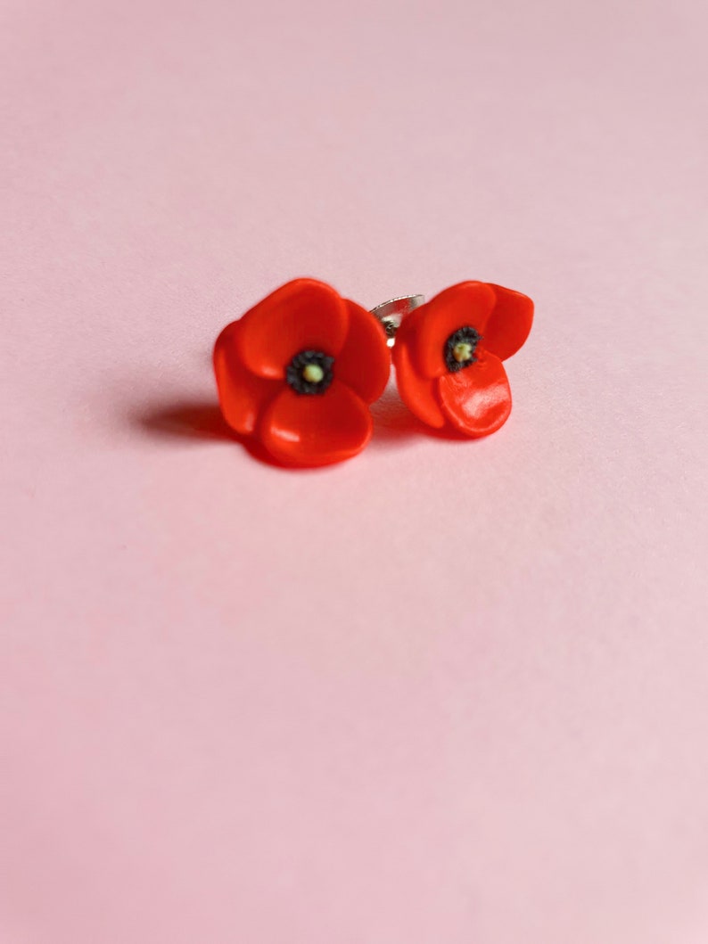 Orecchini papavero in acciaio anallergico o argento sterling 925 Poppy stud earrings Simbolo di amore e abbondanza Festa della mamma immagine 4