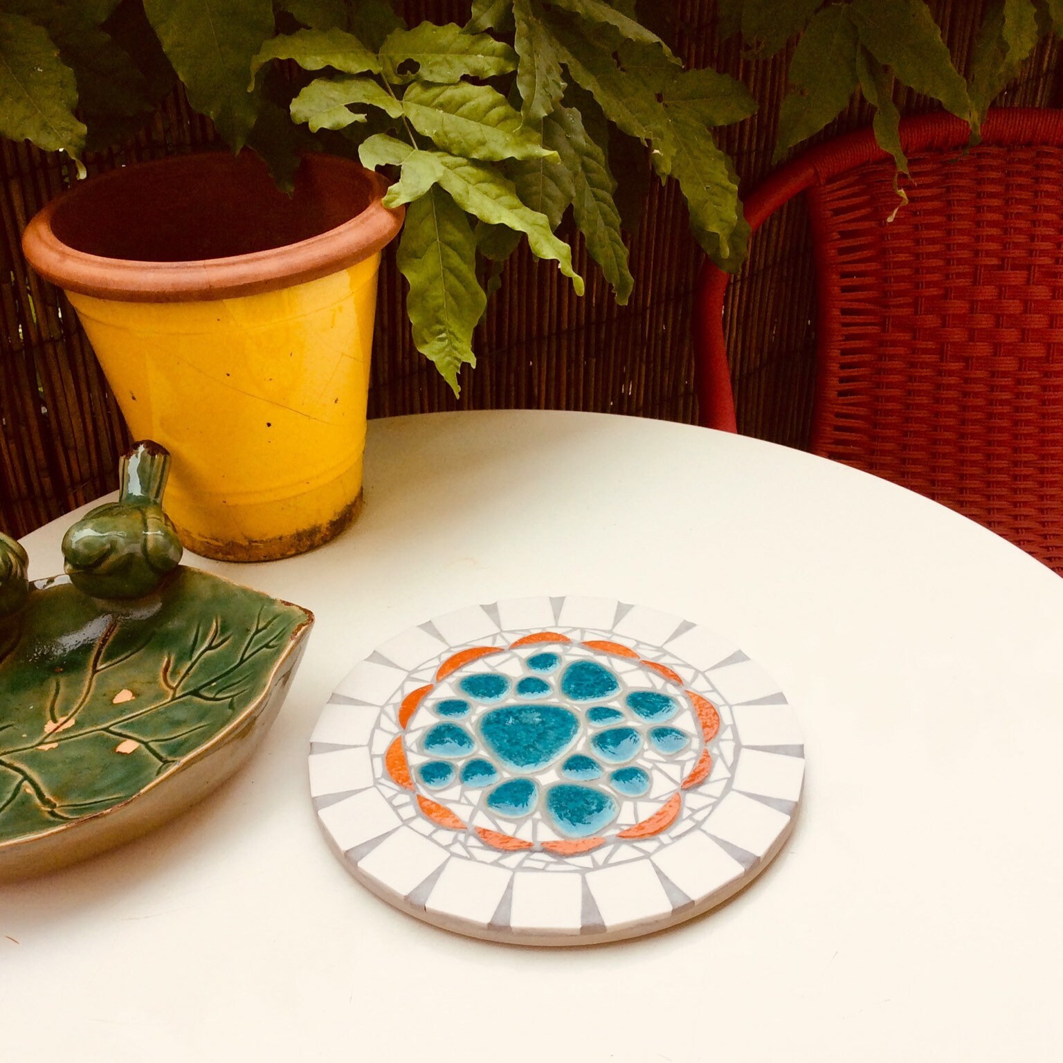 Petit Tableau , Dessous de Plat en Mosaïque Bleue et Orange sur Fond Blanc