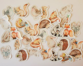 Op de afbeelding: Een set van 25 aquarel stickers met verschillende bosdieren, waaronder eekhoorns, vossen, egels, vogels en konijnen. De stickers zijn op een witte achtergrond en hebben een speelse, handgeschilderde stijl.