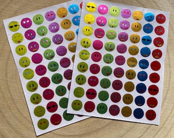Pequeños emoticonos brillantes de colores: 630 pegatinas en 10 hojas en un juego
