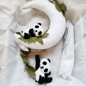 Hecho a pedido, Panda bebé móvil, panda durmiente en la luna, guardería de pandas, regalo de baby shower, móvil para bebés, guardería neutral, guardería contemporánea, imagen 1