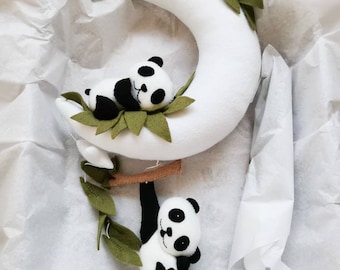 Hecho a pedido, Panda bebé móvil, panda durmiente en la luna, guardería de pandas, regalo de baby shower, móvil para bebés, guardería neutral, guardería contemporánea,