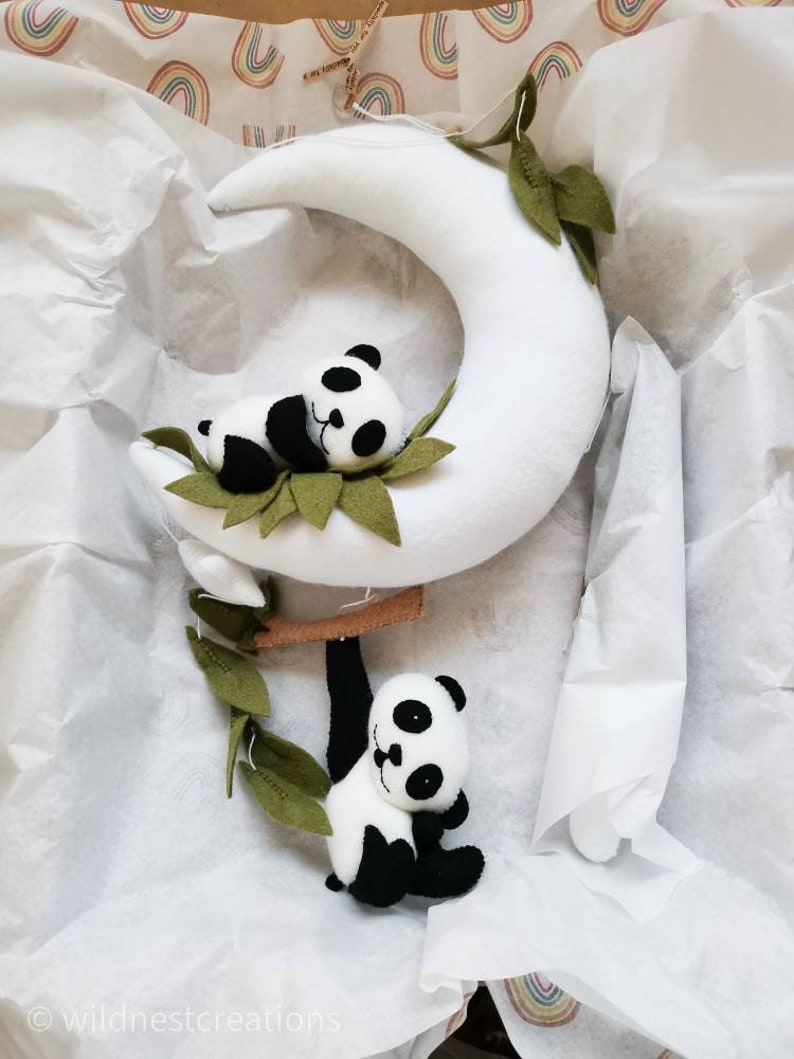 Hecho a pedido, Panda bebé móvil, panda durmiente en la luna, guardería de pandas, regalo de baby shower, móvil para bebés, guardería neutral, guardería contemporánea, imagen 1