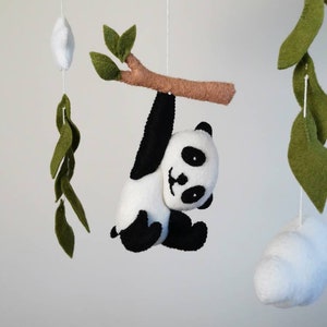 Hecho a pedido, Panda bebé móvil, panda durmiente en la luna, guardería de pandas, regalo de baby shower, móvil para bebés, guardería neutral, guardería contemporánea, imagen 8