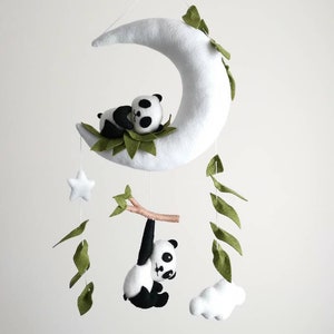 Hecho a pedido, Panda bebé móvil, panda durmiente en la luna, guardería de pandas, regalo de baby shower, móvil para bebés, guardería neutral, guardería contemporánea, imagen 5