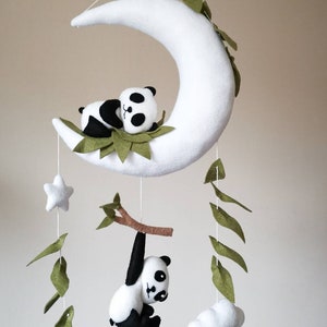 Hecho a pedido, Panda bebé móvil, panda durmiente en la luna, guardería de pandas, regalo de baby shower, móvil para bebés, guardería neutral, guardería contemporánea, imagen 3