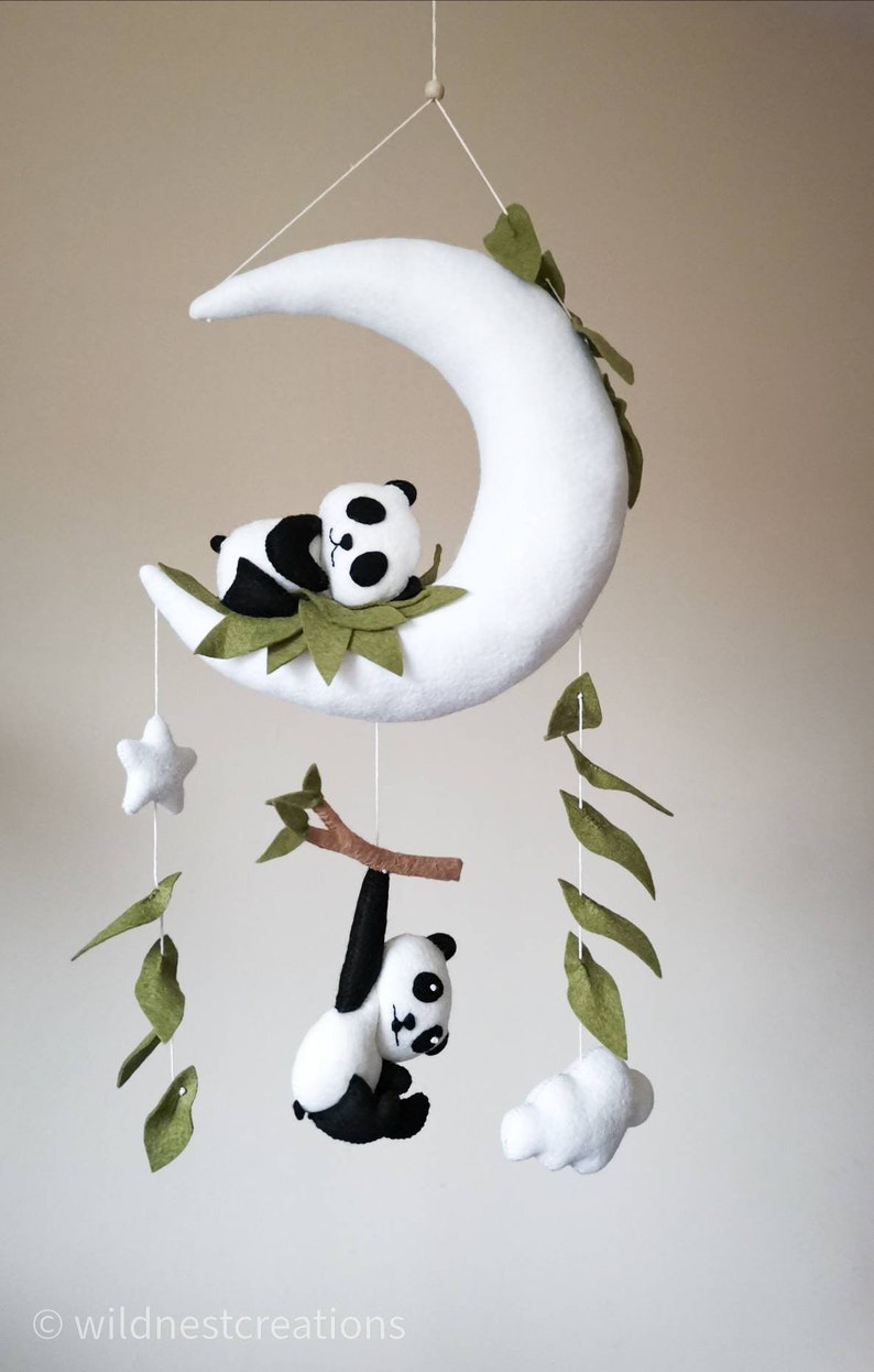 Hecho a pedido, Panda bebé móvil, panda durmiente en la luna, guardería de pandas, regalo de baby shower, móvil para bebés, guardería neutral, guardería contemporánea, imagen 3