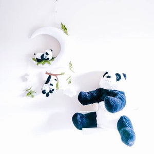 Hecho a pedido, Panda bebé móvil, panda durmiente en la luna, guardería de pandas, regalo de baby shower, móvil para bebés, guardería neutral, guardería contemporánea, imagen 7