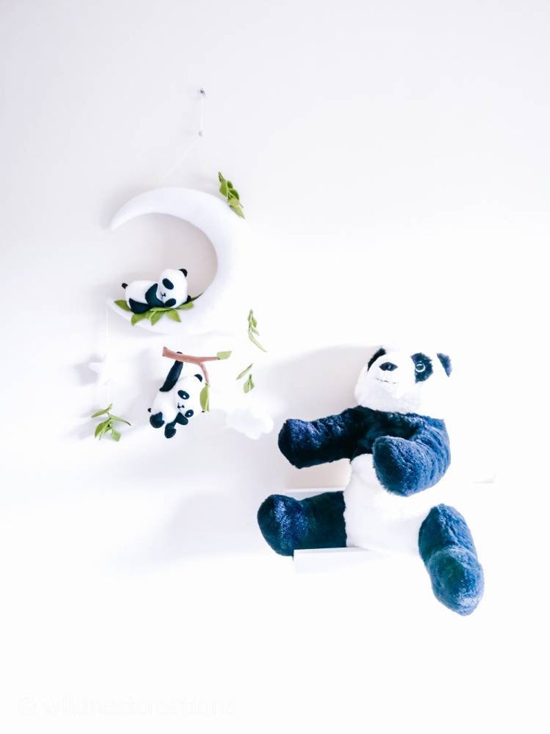 Hecho a pedido, Panda bebé móvil, panda durmiente en la luna, guardería de pandas, regalo de baby shower, móvil para bebés, guardería neutral, guardería contemporánea, imagen 7