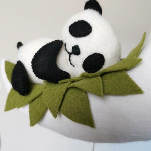 Hecho a pedido, Panda bebé móvil, panda durmiente en la luna, guardería de pandas, regalo de baby shower, móvil para bebés, guardería neutral, guardería contemporánea, imagen 9
