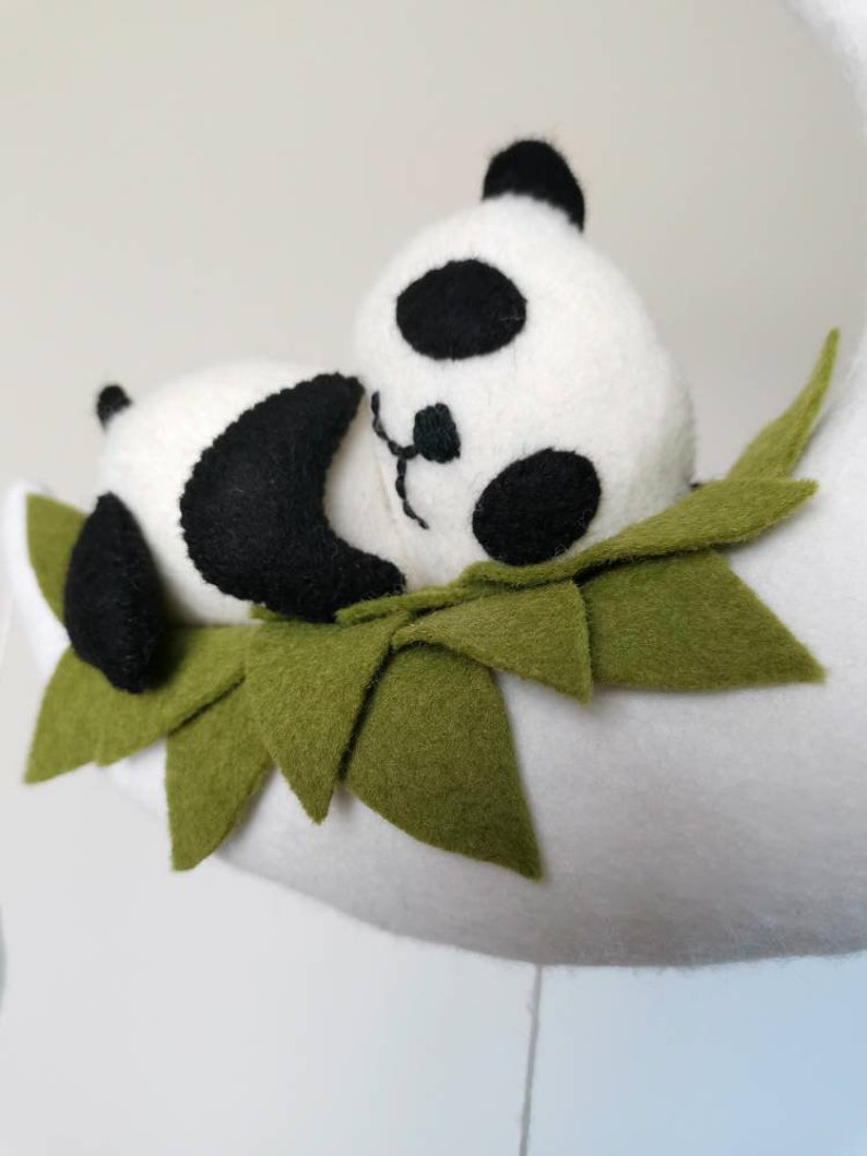 Hecho a pedido, Panda bebé móvil, panda durmiente en la luna, guardería de pandas, regalo de baby shower, móvil para bebés, guardería neutral, guardería contemporánea, imagen 9