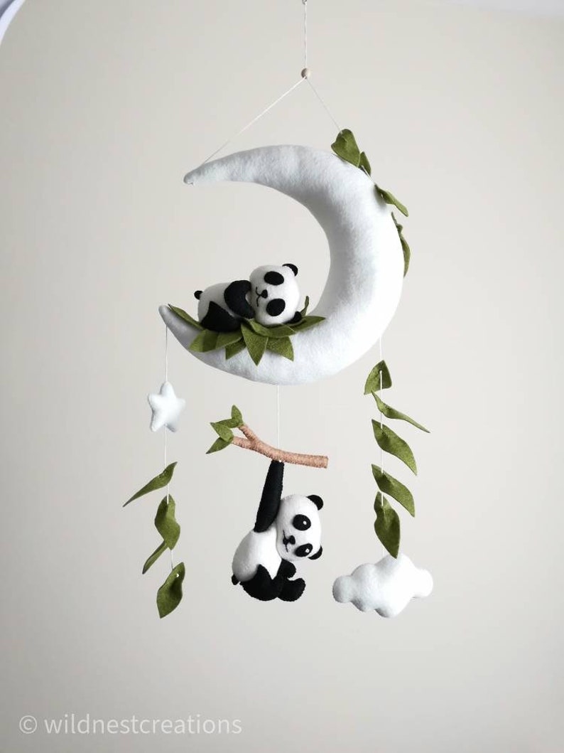 Hecho a pedido, Panda bebé móvil, panda durmiente en la luna, guardería de pandas, regalo de baby shower, móvil para bebés, guardería neutral, guardería contemporánea, imagen 6