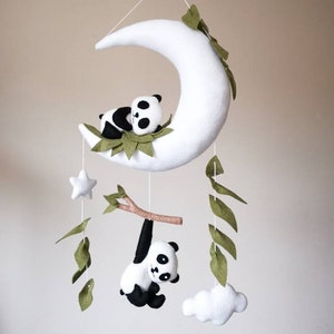 Hecho a pedido, Panda bebé móvil, panda durmiente en la luna, guardería de pandas, regalo de baby shower, móvil para bebés, guardería neutral, guardería contemporánea, imagen 2