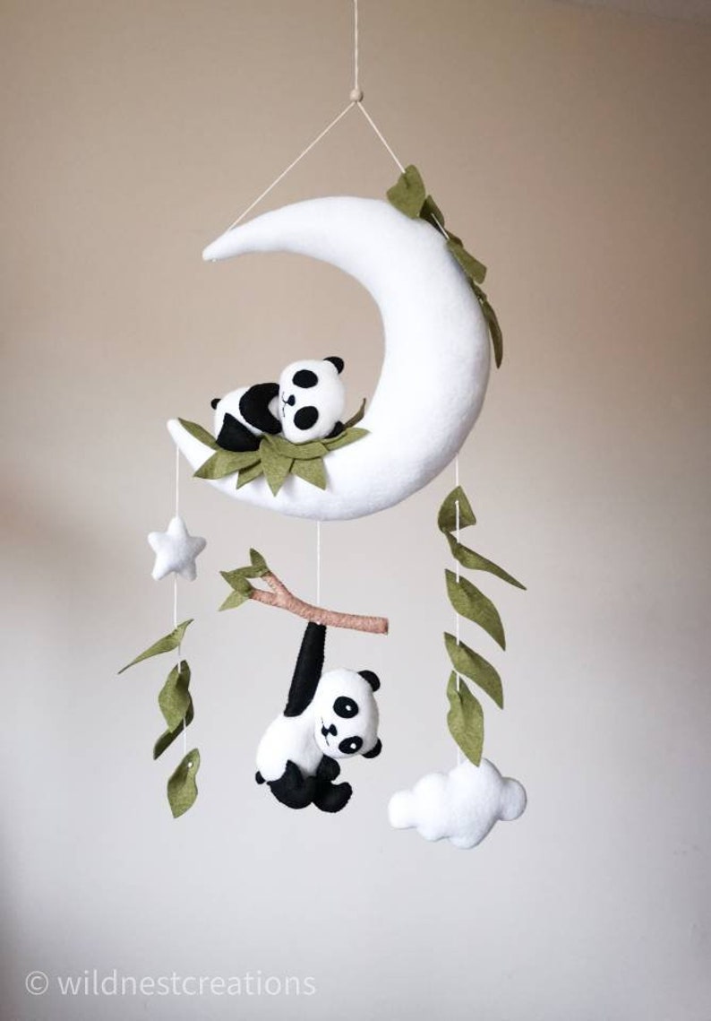 Hecho a pedido, Panda bebé móvil, panda durmiente en la luna, guardería de pandas, regalo de baby shower, móvil para bebés, guardería neutral, guardería contemporánea, imagen 2