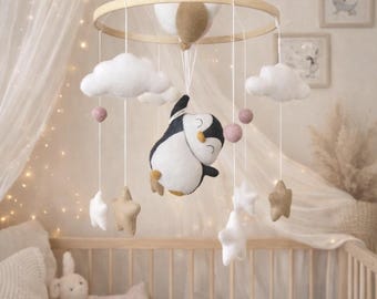 Mobile per neonati in feltro Boho Penguin – Decorazione neutra per la cameretta dei bambini, nuvole, stelle