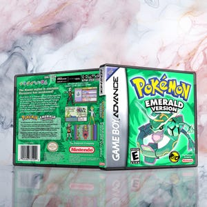 Peut inclure: Une cartouche de jeu Game Boy Advance verte pour Pokemon Version Emeraude. La face avant de la cartouche présente un Pokemon Rayquaza vert et noir avec le titre du jeu "Pokemon Version Emeraude". Le dos de la cartouche présente une description du jeu et le logo de la Pokemon Company.