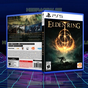 Op de afbeelding: Een PlayStation 5 game case voor "Elden Ring" met een blauwe rand. De voorkant toont de speltitel in goud en een vurig, cirkelvormig ontwerp. De achterkant toont gameplay-afbeeldingen en tekst in het Engels en Frans.