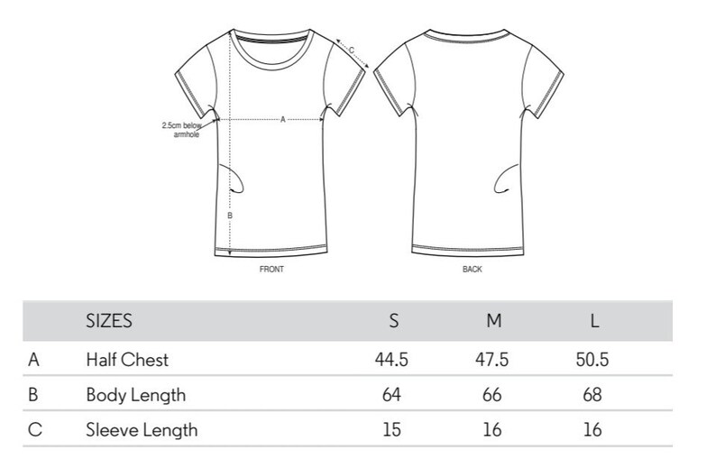 Op de afbeelding: Een maattabel voor een T-shirt met maten in centimeters voor de halve borst, de lichaamslengte en de mouwlengte. De maten omvatten S, M en L.