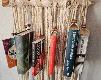 Soporte de Libros en Macramé Hecho a Mano – Estante de Pared Boho para 6 Libros | Decoración Acogedora y Funcional