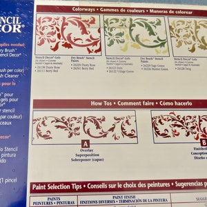 Pode incluir: Uma embalagem de produtos Stencil Decor, com exemplos de desenhos de stencil florais em várias cores. A embalagem inclui uma lista dos materiais necessários, instruções e dicas de seleção de cores. As medidas não são aplicáveis.
