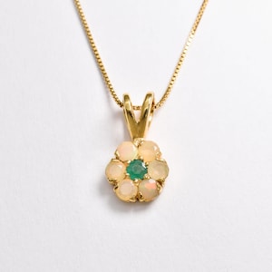 Blumen Opal Halskette, natürlicher Feueropal, Gold Blumen Halskette, Oktober Geschenk, natürlicher Smaragd, Gänseblümchen Anhänger, zierlicher Anhänger, Gold von Adina