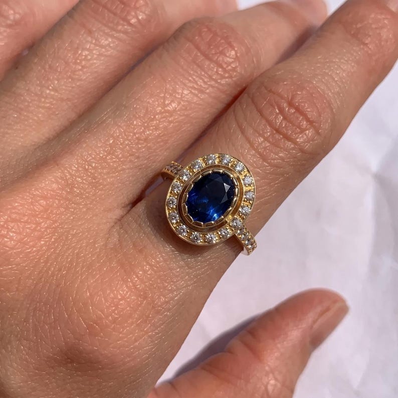 Ovale saffier halo ring, koningsblauwe edelsteen, vintage-geïnspireerde 18k vergulde ring, geboortesteen van september afbeelding 2