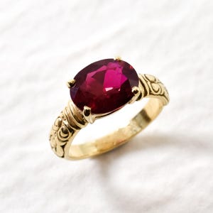 Goldring mit Rubin, Rubin rot, Boho Ring, Horizontaler Ring, Gold Tribal Ring, Vintage Ring, Solitärring, Vergoldeter Ring