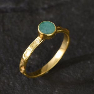 Gold Solitär Ring, natürlicher Smaragd Ring, Stapelbarer Ring, Vintage Ring, Versprechensring Grün, Gold Vermeil Ring