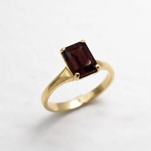 Gold Granat Ring, Roter Solitärring, Natürlicher Granat, Versprechensring, Smaragdschliff Ring, Roter Verlobungsring, Gold Vermeil Ring, Januar Ring