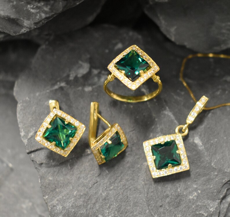 Gold Vintage Ring Emerald Ring Created Emerald Emerald Engagement Ring Gold Ring Gold Engagement Ring Vintage Ring Gold Emerald Ring