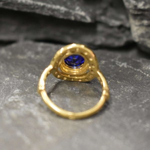 Ovale saffier halo ring, koningsblauwe edelsteen, vintage-geïnspireerde 18k vergulde ring, geboortesteen van september afbeelding 10