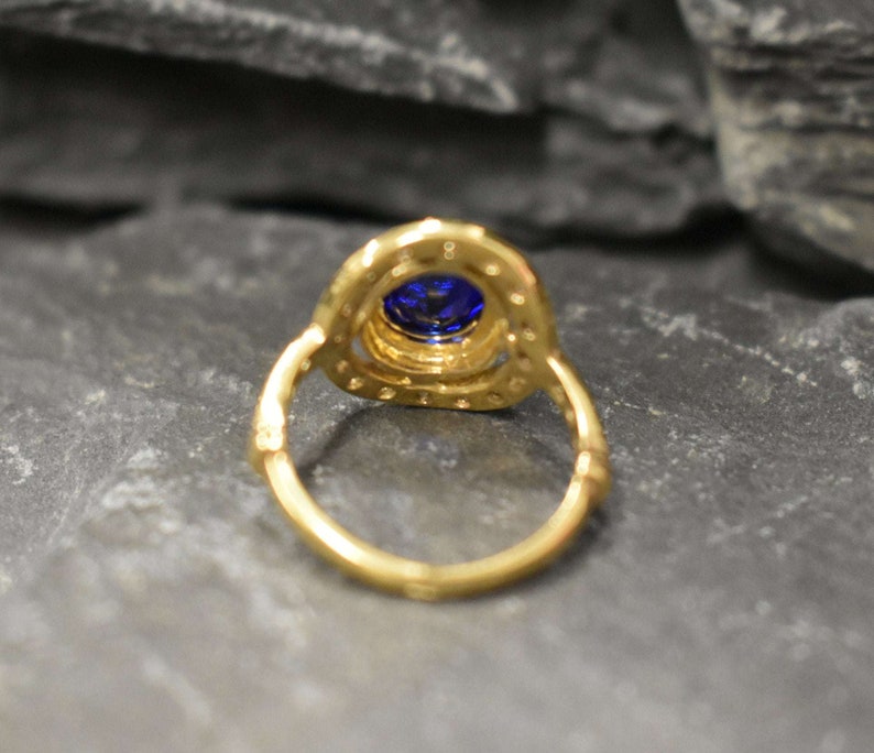 Ovale saffier halo ring, koningsblauwe edelsteen, vintage-geïnspireerde 18k vergulde ring, geboortesteen van september afbeelding 10