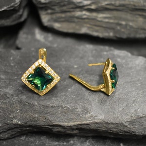 Pendientes de oro y esmeralda, esmeralda sintética, pendientes antiguos, pendientes cuadrados, pendientes chapados en oro, pendientes de talla princesa, pendientes vintage, vermeil imagen 7