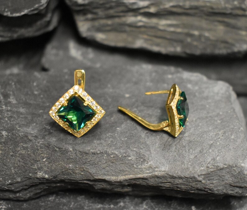 Pendientes de oro y esmeralda, esmeralda sintética, pendientes antiguos, pendientes cuadrados, pendientes chapados en oro, pendientes de talla princesa, pendientes vintage, vermeil imagen 7