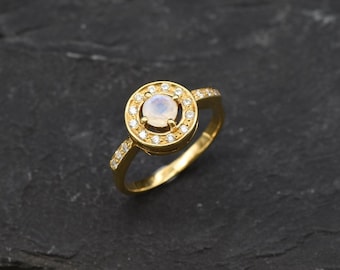 Bague en pierre de lune dorée, pierre de lune naturelle, pierre de naissance de juin, bague délicate en or, bague en or vintage, bague en vermeil, bague en grappe, pierre de lune arc-en-ciel