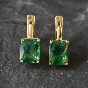 Brincos de ouro com esmeralda, brincos quadrados de ouro, esmeralda sintética, brincos de ouro com esmeralda, brincos com corte esmeralda, brincos em ouro vermeil, brincos de ouro 18 quilates imagem 6