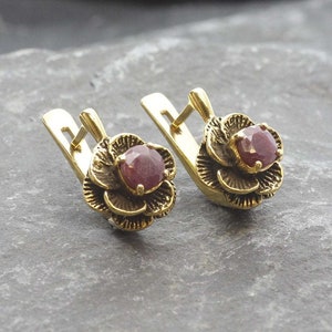 Gold Rose Ohrringe, Natürlicher Rubin, Juli Birthstone, Gold Rubin Ohrringe, Vintage Blumen Ohrringe, Roter Rubin Ohrringe, Gold Ohrringe, Rubin