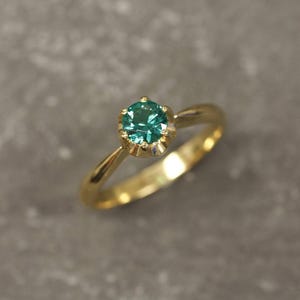 Bague or émeraude, émeraude créée, bague solitaire, bague en plaqué or, bague de fiançailles, bague de promesse, bague pierre verte, bague ring vermeil