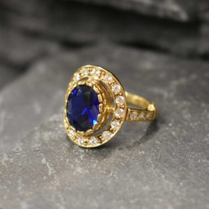 Ovale saffier halo ring, koningsblauwe edelsteen, vintage-geïnspireerde 18k vergulde ring, geboortesteen van september afbeelding 3