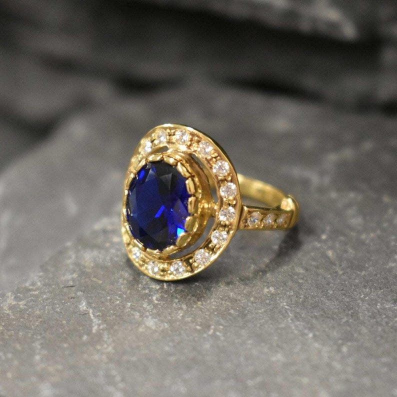 Ovale saffier halo ring, koningsblauwe edelsteen, vintage-geïnspireerde 18k vergulde ring, geboortesteen van september afbeelding 3