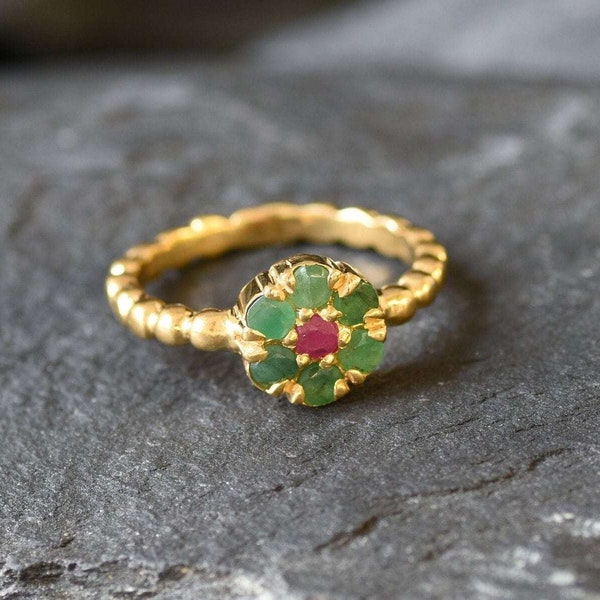 Gouden bloemring, smaragdgroene ring, natuurlijke smaragd, natuurlijke robijn, mei geboortesteen, gouden vintage ring, gouden Vermeil ring, sierlijke ring, Daisy ring