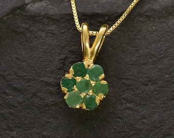Gold Flower Pendant, Natural Emerald, Green Emerald Necklace, May Birthstone, Dainty Pendant, Vintage Necklace, Daisy Pendant, Vermeil
