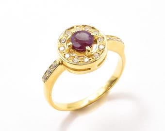 Guldrubinring, naturlig rubinring, fin ring, juli födelsesten, guldpläterad ring, rund ring, klusterring, röd stenring, vermeilring