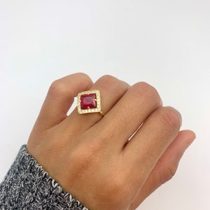 Anello con rubino quadrato, rubino artificiale, anello con rubino in oro, anello vintage rosso, anello quadrato rosso, anello con taglio principessa, anello in oro vermeil, oro di Adina immagine 2